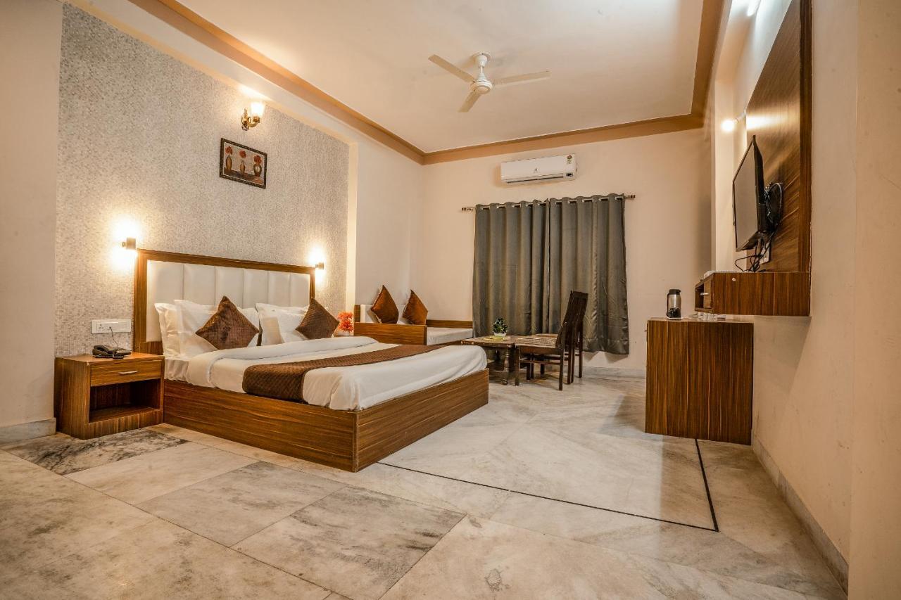 Tripli Udaipur Hotel Exterior foto