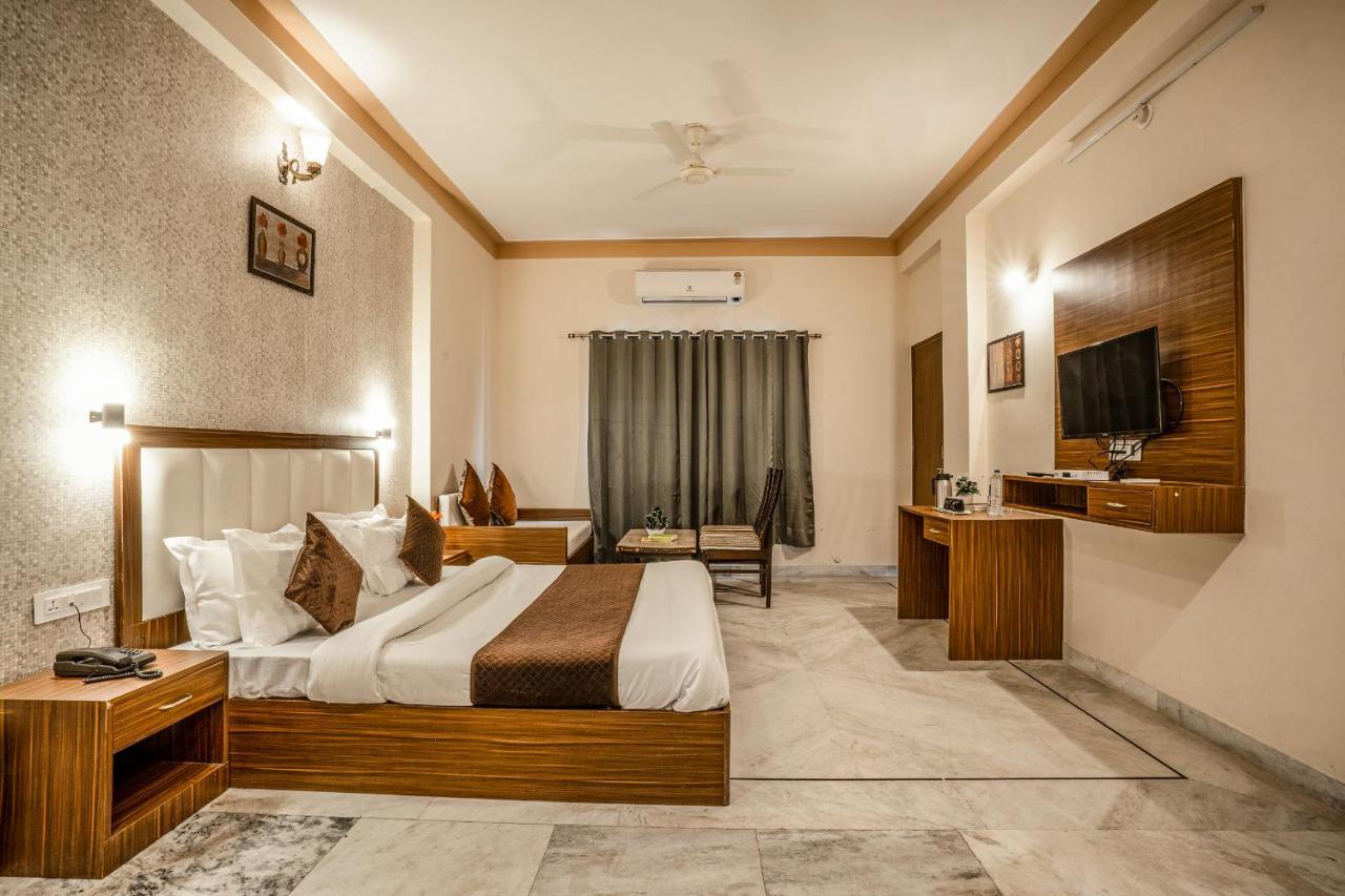 Tripli Udaipur Hotel Exterior foto